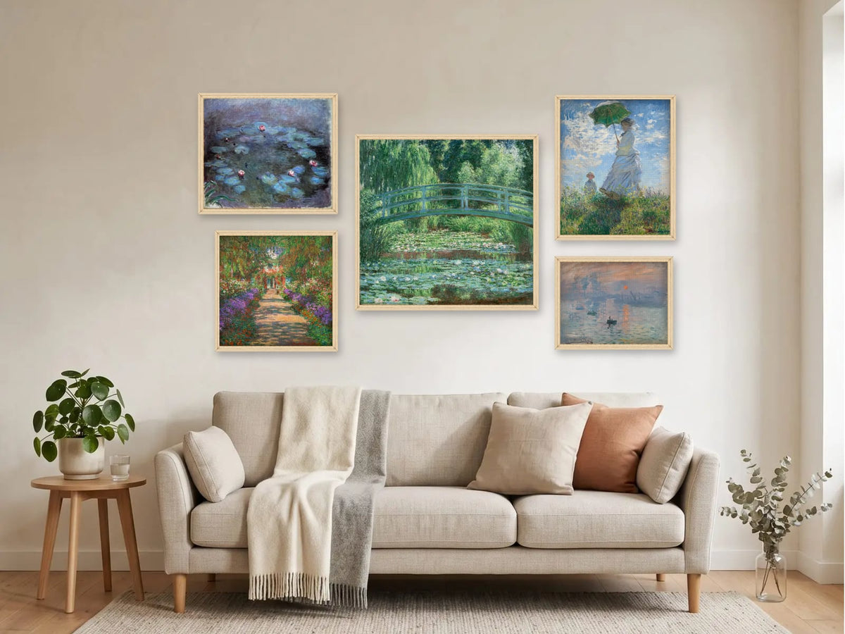Bilderwand „Monets Garten“ mit fünf Kunstdrucken in Naturholzrahmen über einem hellen Sofa