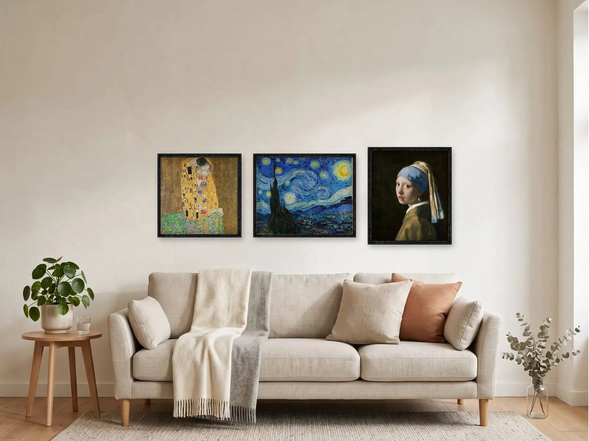Drei Kunstdrucke in einer Reihe auf Augenhöhe über einem Sofa: Der Kuss, Die Sternennacht und Das Mädchen mit dem Perlenohrring