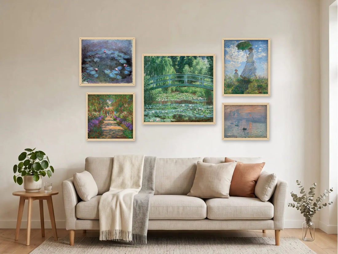 Bilderwand „Monets Garten“ mit fünf Kunstdrucken in Naturholzrahmen über einem hellen Sofa