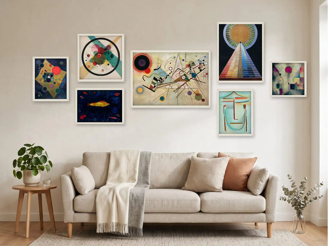 Petersburger Hängung mit sieben Kunstdrucken von Kandinsky, Klee, Jawlensky und Hilma af Klint über einem hellen Sofa