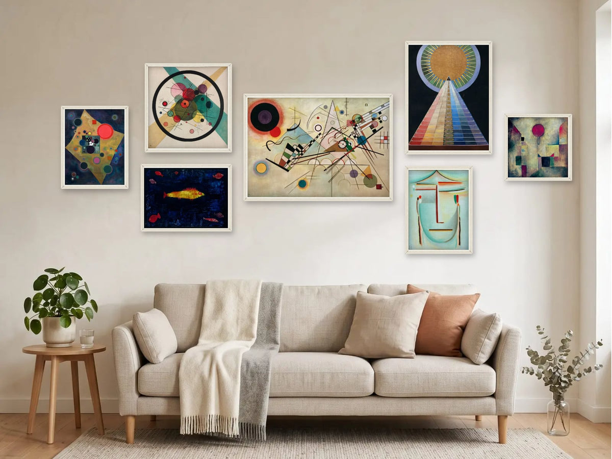 Petersburger Hängung mit sieben Kunstdrucken von Kandinsky, Klee, Jawlensky und Hilma af Klint über einem hellen Sofa