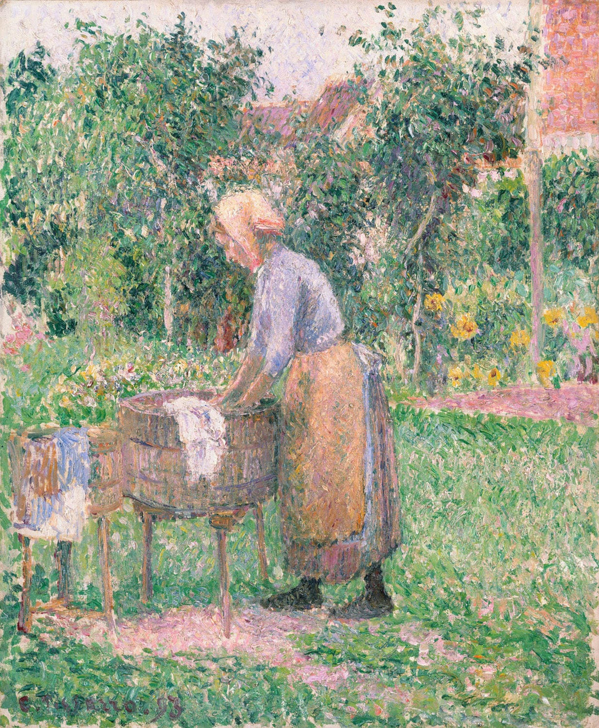 Das Gemälde "Eine Wäscherin in Éragny" von Camille Pissarro zeigt eine Wäscherin bei der Arbeit an einem ruhigen Flussufer, umgeben von sanfter Natur. Impressionistische Pinselstriche und warme Farben verleihen der Szene eine lebendige und friedliche Atmosphäre.