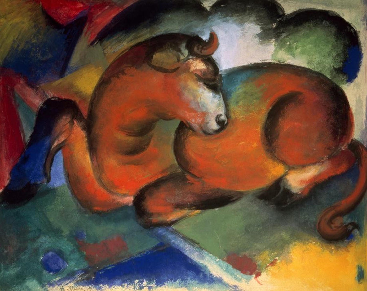 Der rote Stier von Franz Marc: Ein leuchtend roter Stier ruht in einer farbenfrohen, dynamischen Landschaft, ikonisches Werk des Expressionismus.