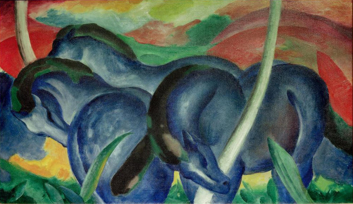 Die großen blauen Pferde von Franz Marc: Drei leuchtend blaue Pferde in einer sanft geschwungenen, farbenfrohen Landschaft, ikonisches Werk des Expressionismus.