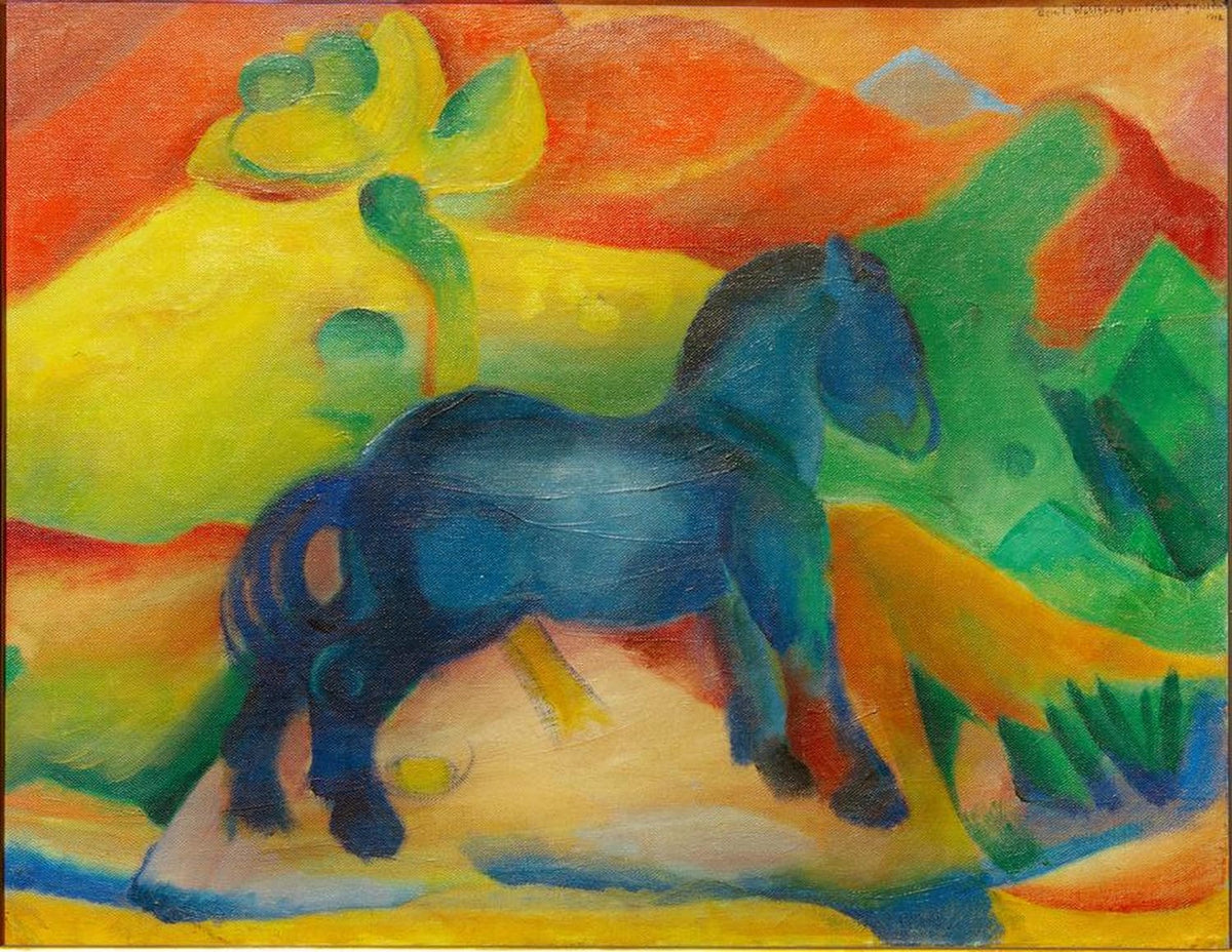 Expressionistisches Gemälde eines leuchtend blauen Pferdes in stilisierter Form. Das Tier steht in einer farbenfrohen, vereinfachten Landschaft mit klaren Konturen und kräftigen Farben, ideal für Kinderräume.