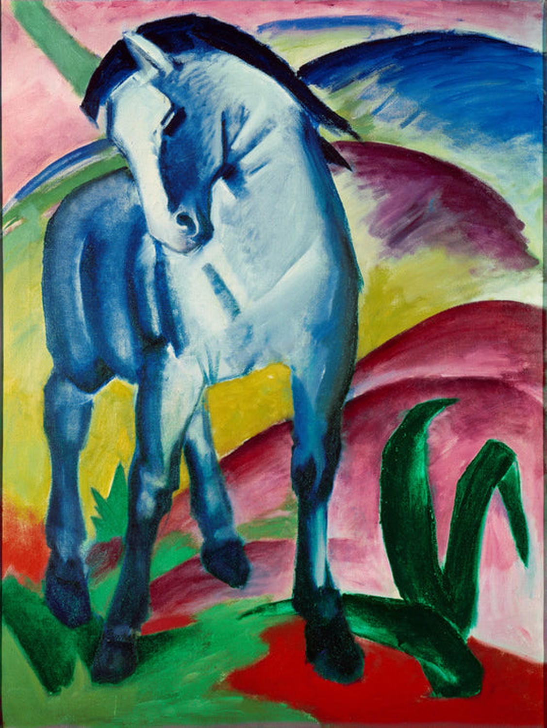 Blaues Pferd I von Franz Marc: Ein leuchtend blaues Pferd steht vor einer farbenfrohen, harmonischen Landschaft, ikonisches Werk des Expressionismus.