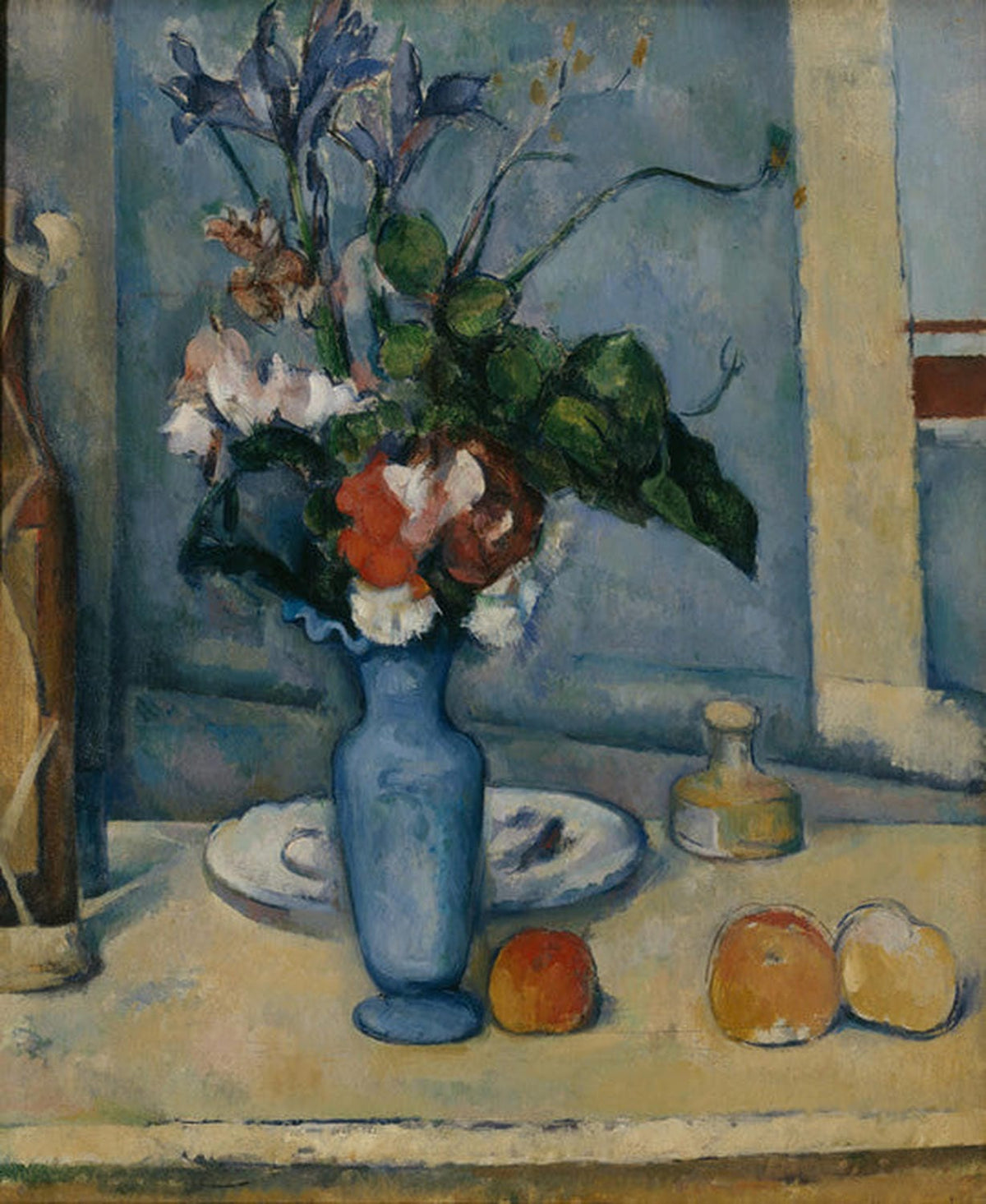 Stillleben mit blauer Vase, Früchten und klaren Formen in kühlen Farbtönen von Paul Cézanne.