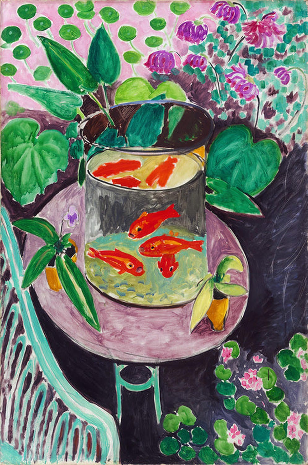 Kunstdruck von Henri Matisses Goldfisch, der einen runden Behälter mit leuchtend orangefarbenen Fischen zeigt, umgeben von grüner Vegetation und einem Tisch.