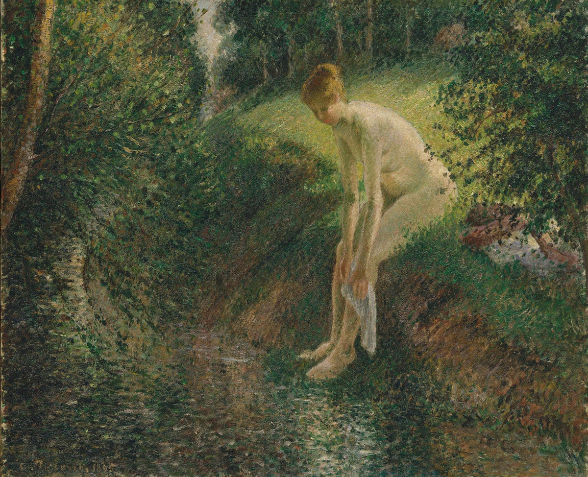 „Badender im Wald“ von Camille Pissarro zeigt eine Frau, die entspannt in einem Waldstück badet. Umgeben von üppigem Grün und sanftem Licht fängt das impressionistische Meisterwerk die friedliche Harmonie von Natur und Mensch in meisterhafter Detailtreue ein.
