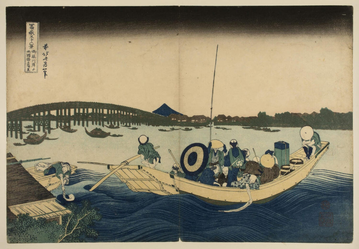 Japanischer Farbholzschnitt von Katsushika Hokusai mit Blick auf die Ryōgoku-Brücke bei Sonnenuntergang, Boote auf dem Fluss und warme Farbtöne im Himmel.