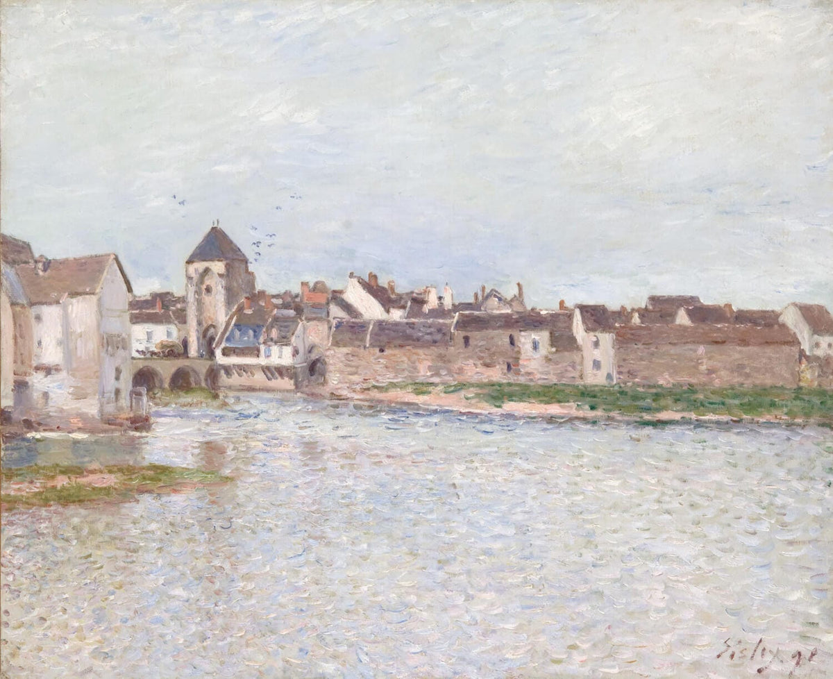 Das Gemälde „Brücke in Moret-sur-Loing“ von Alfred Sisley zeigt eine malerische Flusslandschaft mit einer Steinbrücke, die sich über das ruhige Wasser erstreckt. Im Hintergrund sind Gebäude und üppige Vegetation zu sehen, während das Licht harmonisch auf Wasser und Umgebung reflektiert.
