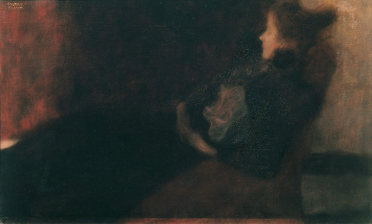 „Dame am Kamin“ von Gustav Klimt zeigt eine elegante Frau in einem kunstvoll verzierten Kleid, die in Gedanken versunken vor einem Kamin sitzt. Das Meisterwerk der Wiener Moderne besticht durch zarte Details, edle Farbgebung und eine warme, intime Atmosphäre.