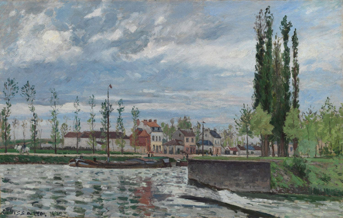 Das Gemälde „The Lock at Pontoise“ von Camille Pissarro zeigt eine ländliche Szene mit einem Wassergraben, umgeben von Bäumen und einem bewölkten Himmel. Die impressionistische Maltechnik fängt die flüchtigen Lichtverhältnisse und die Atmosphäre der Umgebung ein.