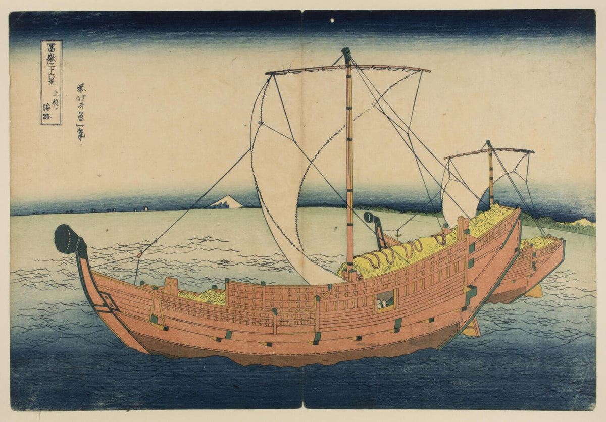 Japanischer Farbholzschnitt von Katsushika Hokusai mit dynamischen Wellen, Booten auf rauer See und einer weiten Meereslandschaft in Blau- und Grautönen.