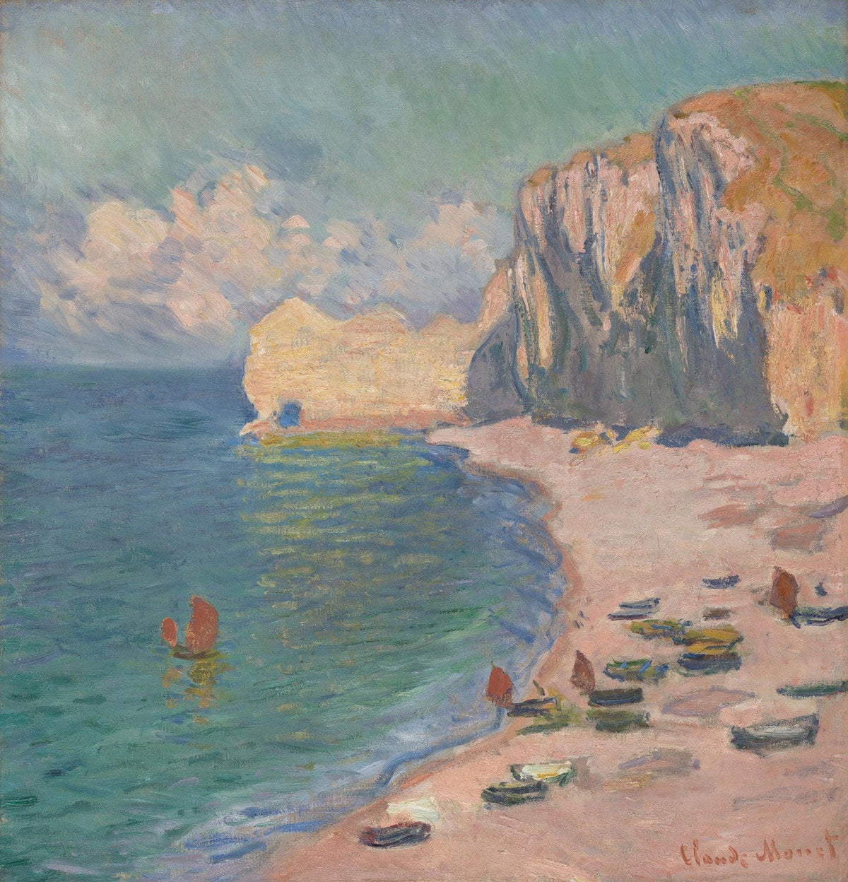 Impressionistisches Gemälde von Claude Monet mit einer Küstenszene in Étretat: Sandstrand mit kleinen Booten, grün-blaues Meer und die majestätischen Falaise d’Amont-Klippen unter einem leicht bewölkten Himmel.