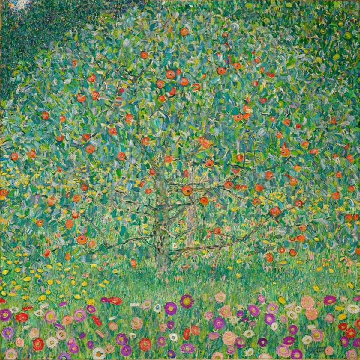 Apfelbaum I von Gustav Klimt zeigt einen farbenprächtigen blühenden Baum in ornamentaler Landschaft als Kunstdruck