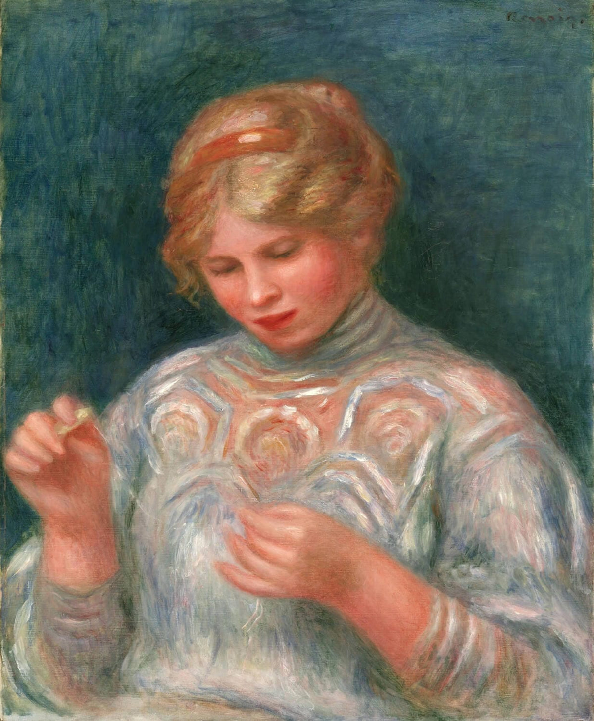 Das Gemälde „Mädchen macht Occhi“ von Pierre-Auguste Renoir zeigt eine junge Frau, die konzentriert an einem Klöppelprojekt arbeitet. Der Eindruck von Ruhe und Hingabe wird durch Renoirs sanfte Pinselstriche und das zarte Spiel von Licht und Schatten verstärkt, was eine intime Atmosphäre schafft.