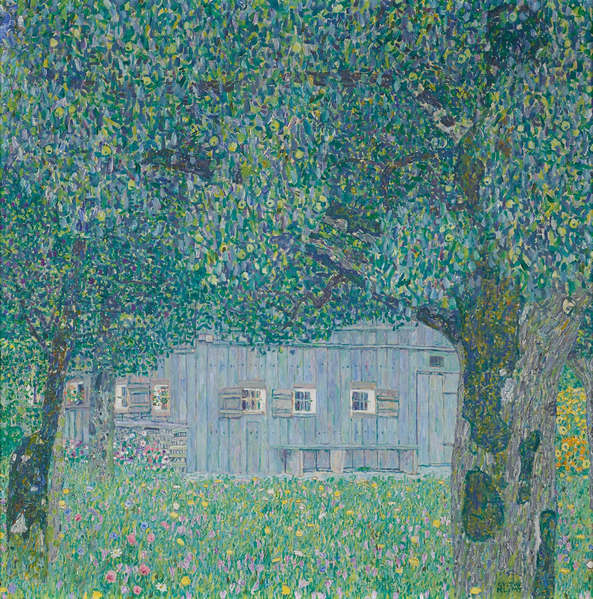 Das Gemälde Oberösterreichisches Bauernhaus von Gustav Klimt zeigt ein traditionelles ländliches Haus, umgeben von üppigem Grün und blühender Natur. Die impressionistischen Pinselstriche und die harmonische Farbgebung verleihen dem Bild eine idyllische Atmosphäre.