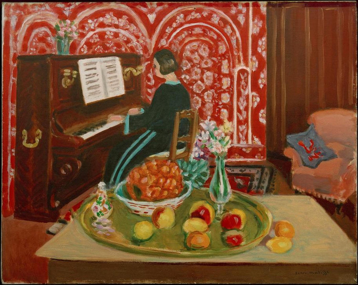 Gemälde von Henri Matisse, 1924: Frau am Klavier mit Stillleben im Vordergrund, farbintensives Interieur im Stil der klassischen Moderne.