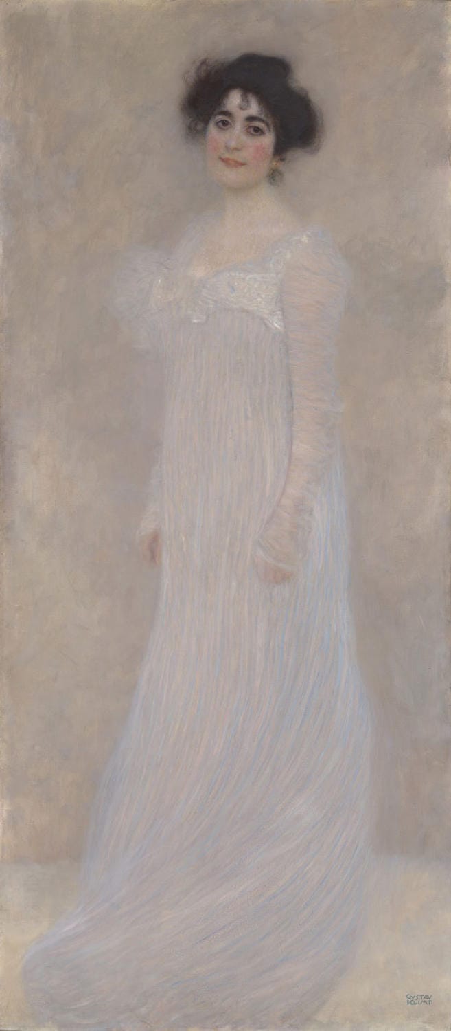 „Serena Pulitzer Lederer“ von Gustav Klimt zeigt das Porträt einer eleganten Frau in einem schwarzen Kleid mit floralen Mustern und goldenen Akzenten. Das Gemälde kombiniert feine Details und die typische Jugendstil-Ästhetik von Klimt, die die Schönheit und Stärke der Frau eindrucksvoll zur Geltung bringt.