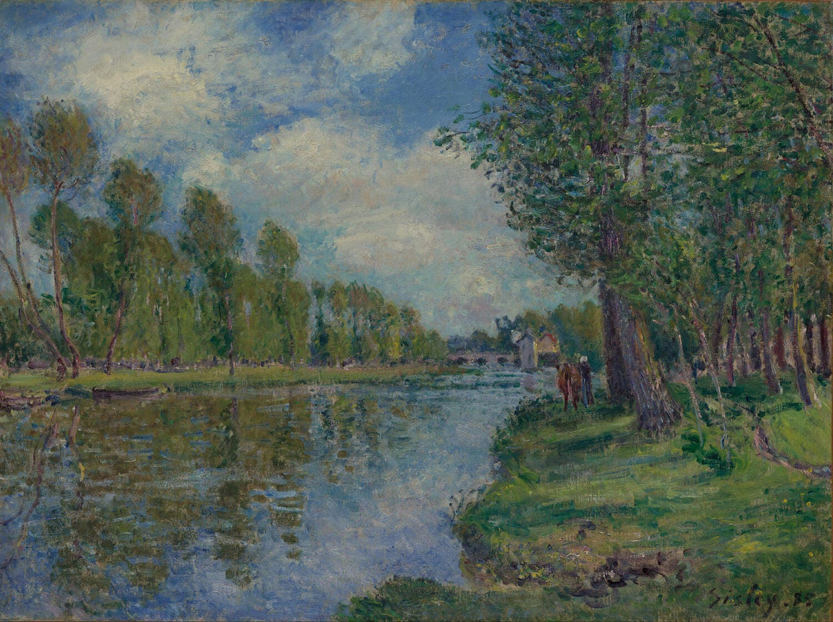 Ein impressionistisches Gemälde von Alfred Sisley mit einer ruhigen Flusslandschaft am Ufer des Loing. Üppige Bäume, sanfte Farben und reflektierendes Wasser erzeugen eine friedliche Atmosphäre. Ein einladender Sommerhimmel ergänzt die idyllische Szene.