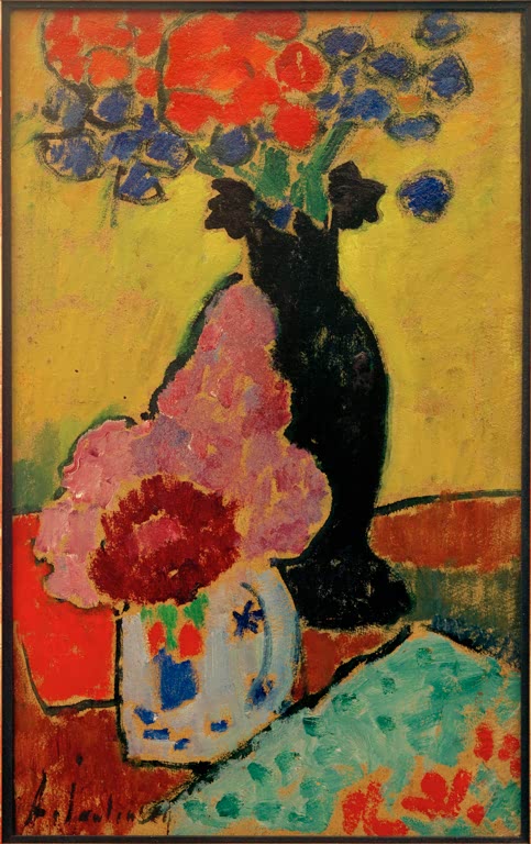 Schwarze Vase mit Blumen und rosa Blüten vor Gelb – Alexej von Jawlensky Stillleben mit schwarzer Vase Kunstkopie
