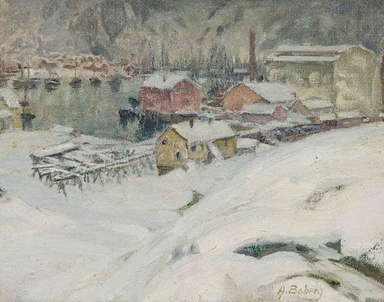 Verschneite Hütten und Lagerhäuser am Fjord unter grauem Himmel – Anna Katarina Boberg Bedecktes Wetter Kunstkopie