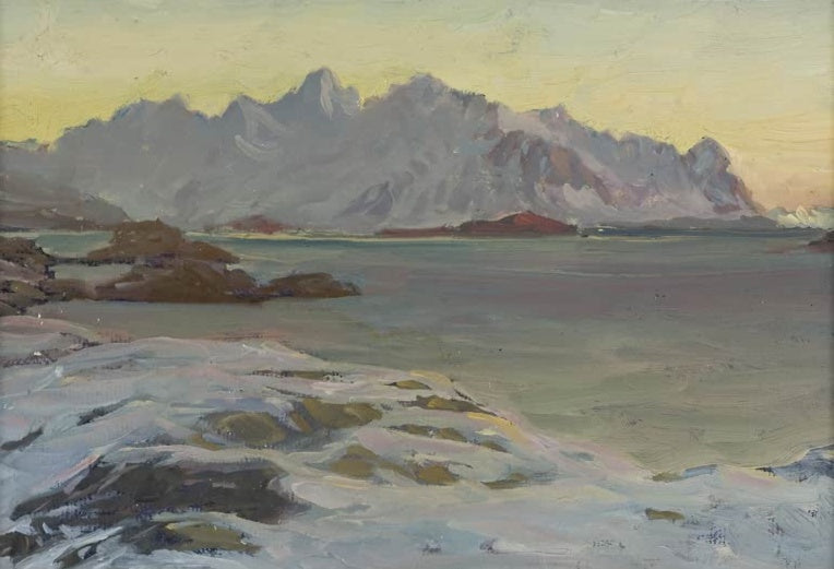 Graue Bergkette im Gelblicht über ruhigem Meer, Felsen im Vordergrund – Anna Katarina Boberg Berge Kunstkopie