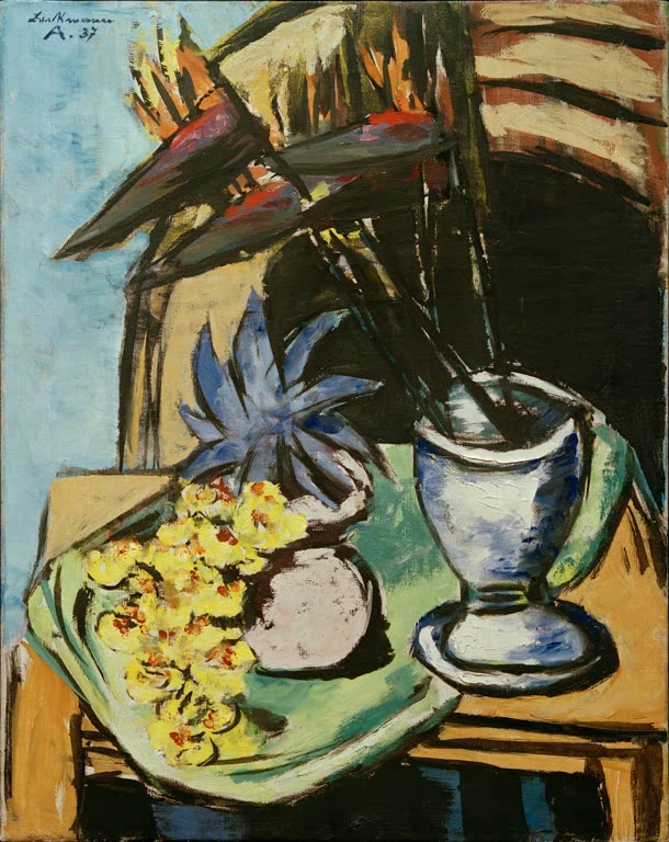 Stillleben mit Strelitzien und gelben Orchideen