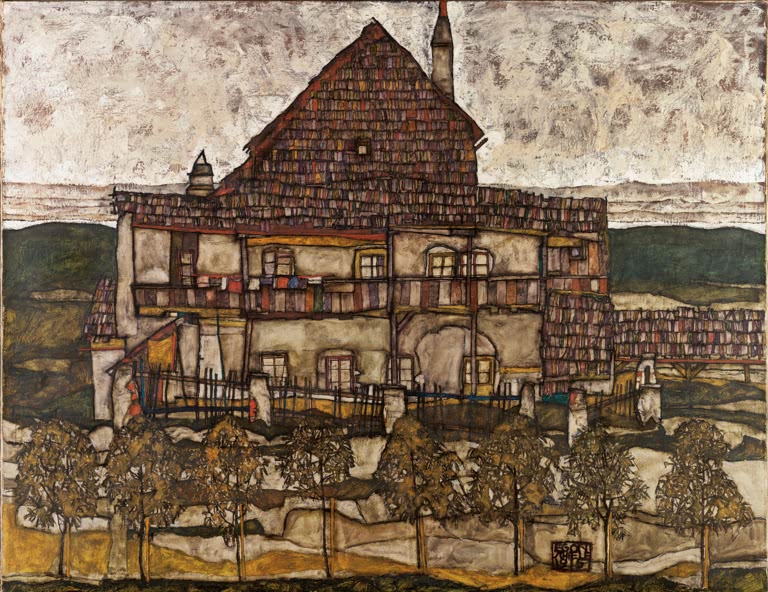 Altes Haus mit Schindeldach hinter Zaun und Baumreihe unter hellem Himmel – Egon Schiele Haus mit Schindeldach Kunstkopie