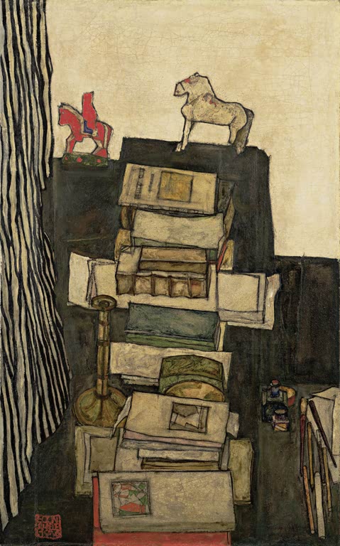Egon Schiele Stillleben mit Büchern Kunstkopie, gestapelte Bücher mit weißem und rotem Spielzeugpferd auf dunklem Grund