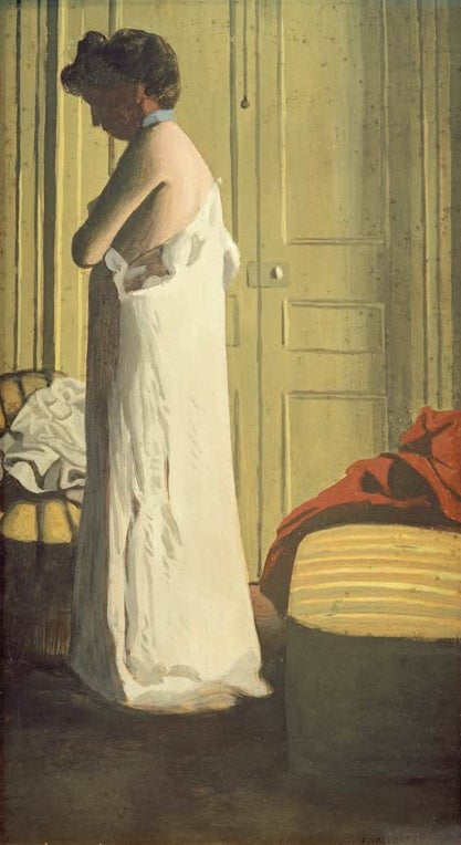 Félix Vallotton Frau beim Ausziehen des Hemdes Kunstkopie, Frau im weißen Hemd vor gelblicher Tür neben rotem Tuch