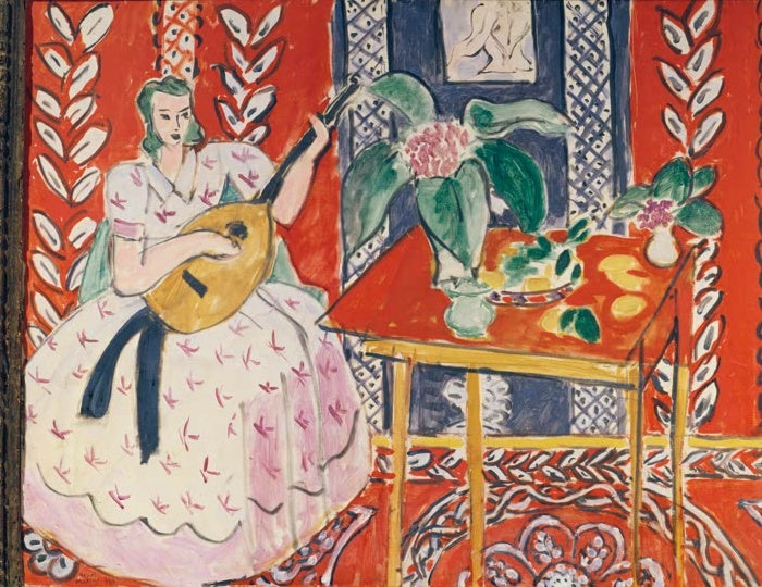 Frau im gemusterten Kleid spielt Laute an einem Tisch mit Blumen vor rotem Wandmuster – Henri Matisse Le Luth Kunstkopie