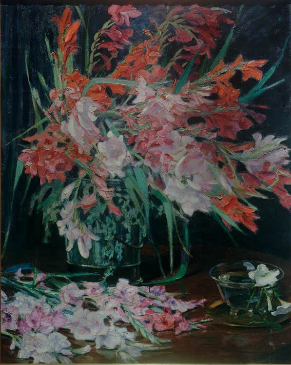 Julie Wolfthorn Gladiolen Kunstkopie, roter und rosafarbener Gladiolenstrauß in dunkler Vase vor nachtblauem Grund