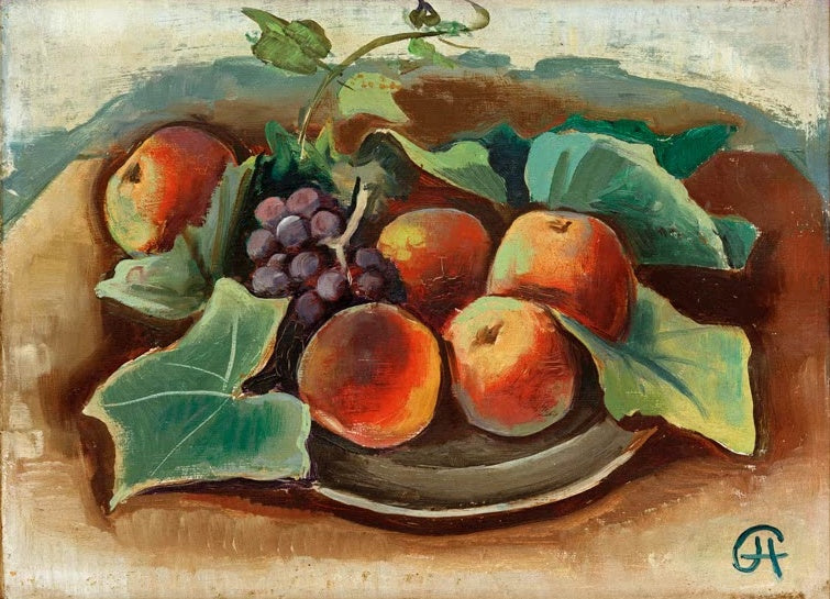Äpfel, Pfirsiche und blaue Trauben mit Weinblättern auf einem Teller – Karl Hofer Pfirsiche Kunstkopie