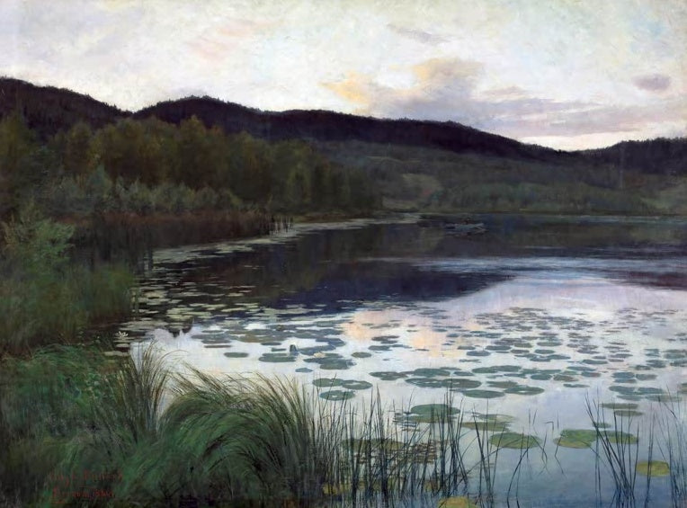 Kitty Kielland Sommernacht Kunstkopie, stiller See mit Seerosen und Schilf vor dunklen Hügeln im hellen Nachthimmel