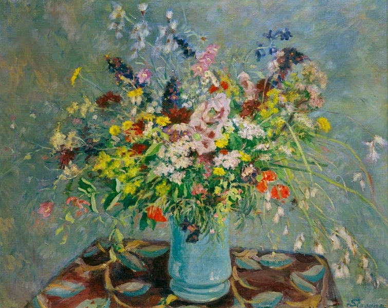 Maria Slavona Feldblumenstrauß Kunstkopie, bunter Wiesenblumenstrauß mit Mohn in blauer Vase auf gemustertem Tuch