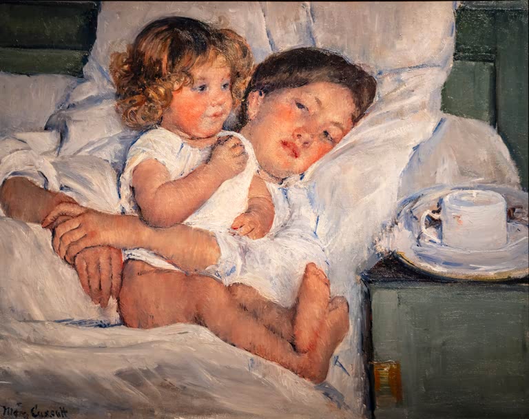 Lockiges Kleinkind kuschelt sich im Bett an seine Mutter, rechts eine Tasse – Mary Cassatt Frühstück im Bett Kunstkopie