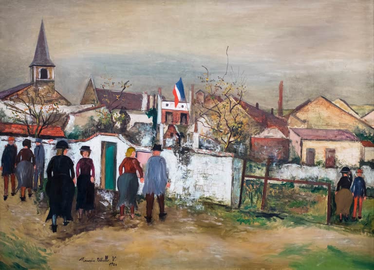 Spaziergänger vor weißer Mauer, dahinter Dächer, Kirchturm und Fahne – Maurice Utrillo Das Rathaus mit der Fahne Kunstkopie