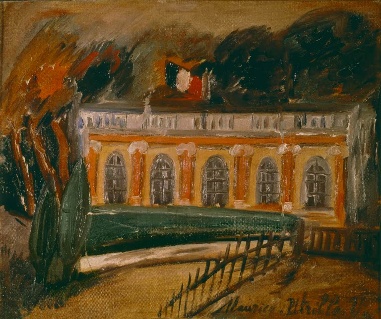 Langgestrecktes Schloss mit orangen Arkaden hinter Hecke und Zypressen – Maurice Utrillo Le Grand Trianon Kunstkopie