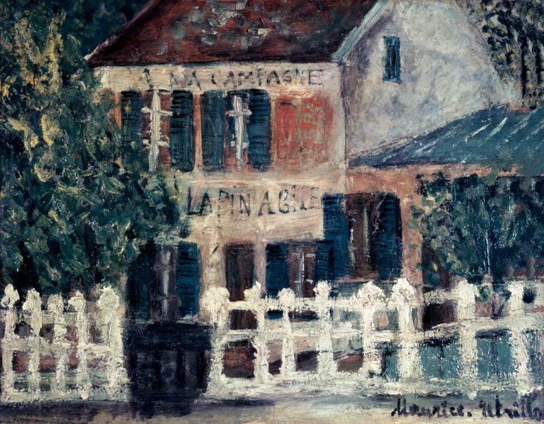 Haus mit Aufschrift Lapin Agile hinter weißem Lattenzaun und dunklen Bäumen – Maurice Utrillo Le Lapin Agile Kunstkopie