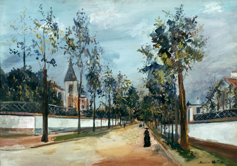 Breite Vorstadtstraße mit Bäumen, weißer Mauer und einer Frau in Schwarz – Maurice Utrillo Vorstadtstraße Kunstkopie