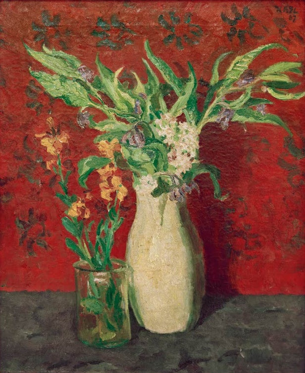 Blühende Sumpfblumen in heller Vase und Glas vor rot gemusterter Wand auf grauem Tisch – Max Beckmann Sumpfblumen Kunstkopie