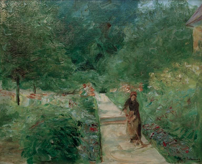 Gärtnerin auf einem Gartenweg zwischen dichtem Grün und Bäumen – Max Liebermann Der Nutzgarten in Wannsee Kunstkopie