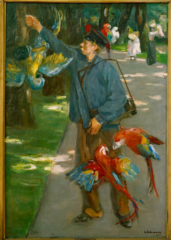 Mann in blauer Jacke hält leuchtend rote Papageien am Weg im Zoo – Max Liebermann Der Papageienmann Kunstkopie