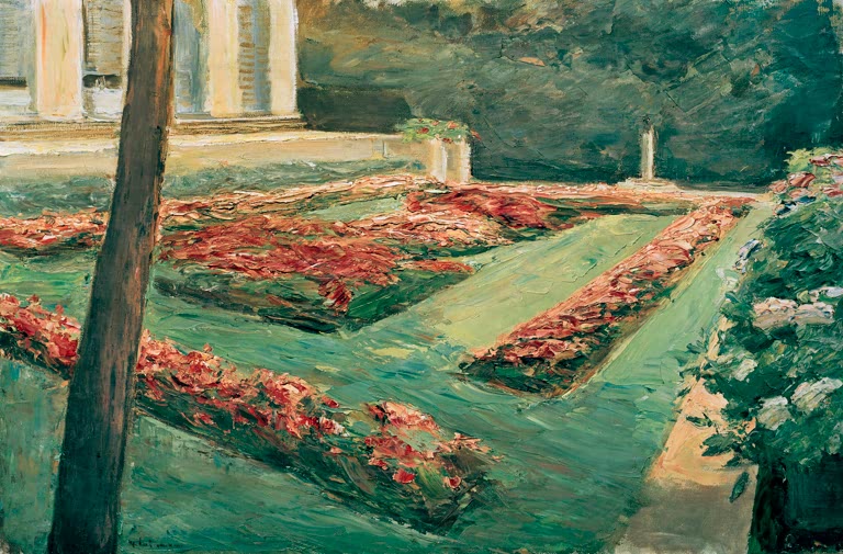 Rote Blumenbeete und grüner Rasen im Garten vor der Villa – Max Liebermann Die Blumenterrasse im Wannseegarten Kunstkopie