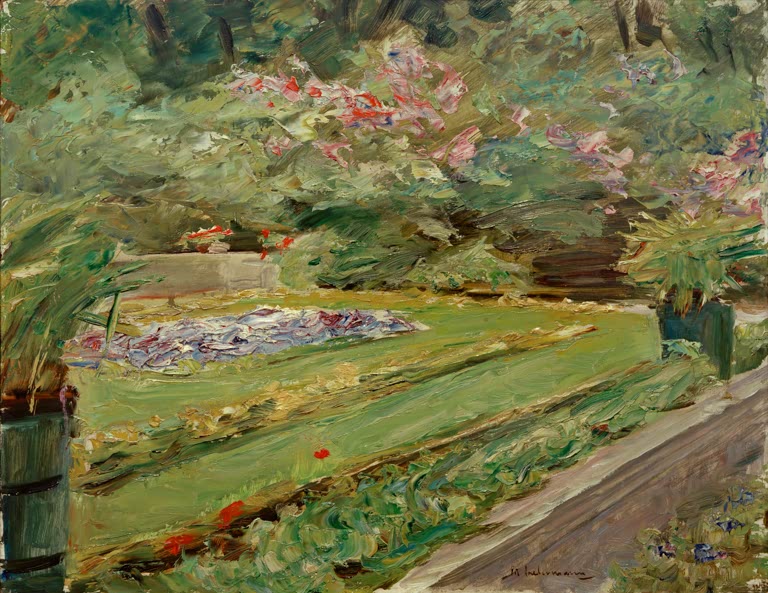 Rasenbeet mit Blumen unter rosa Büschen, Fass im Vordergrund – Max Liebermann Die Blumenterrasse im Wannseegarten Kunstkopie