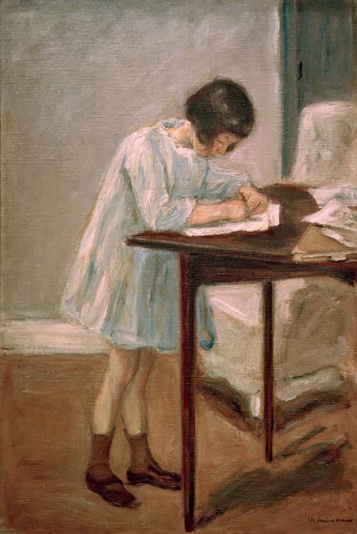 Mädchen im hellen Kleid schreibt stehend an einem Tisch – Max Liebermann Die Enkelin beim Schreiben Kunstkopie