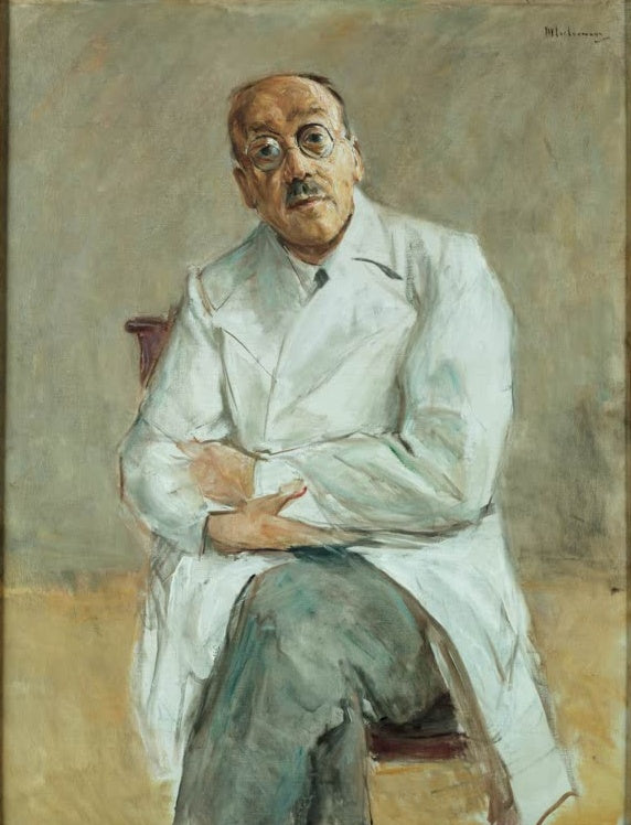 Arzt im weißen Kittel sitzt mit verschränkten Armen vor hellem Grund – Max Liebermann Prof. Ferdinand Sauerbruch Kunstkopie