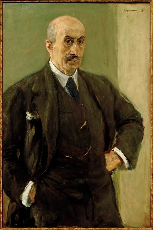Mann im dunklen Anzug mit Händen in den Taschen vor heller Wand – Max Liebermann Selbstbildnis im Anzug, stehend Kunstkopie